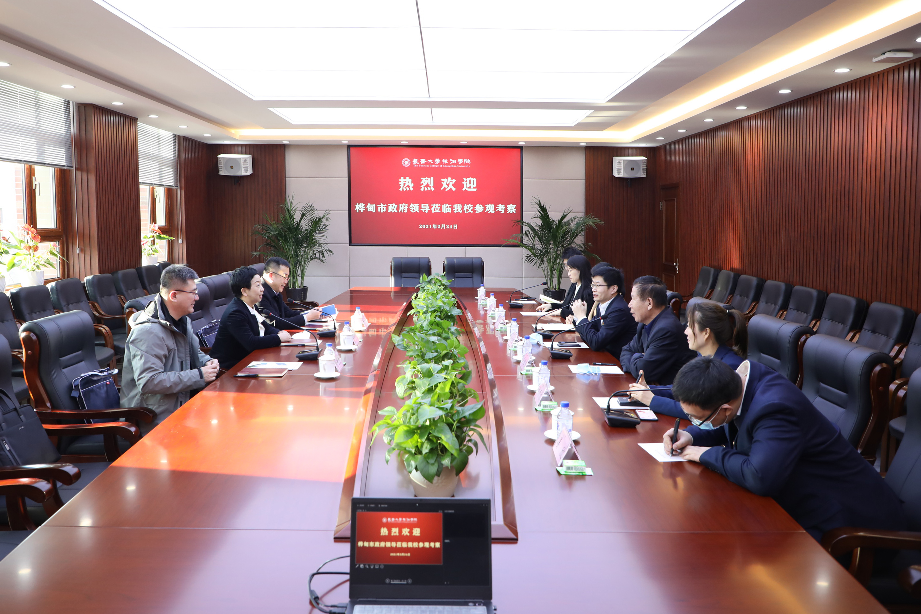 桦甸市政府领导一行来校洽谈校地合作事宜