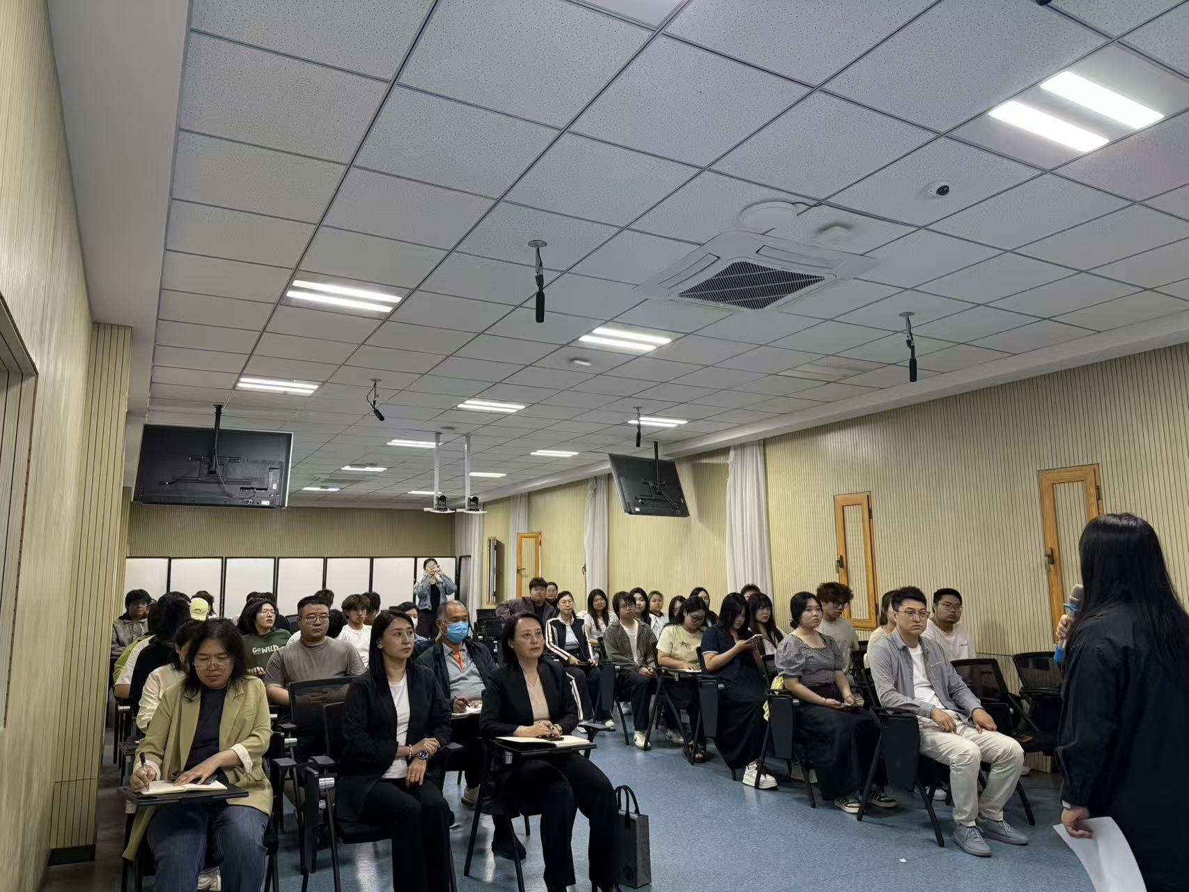  听诉求，办实事——冰雪丝路学院顺利召开学期学生座谈会