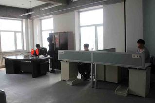学生在模拟旅行社实训室
