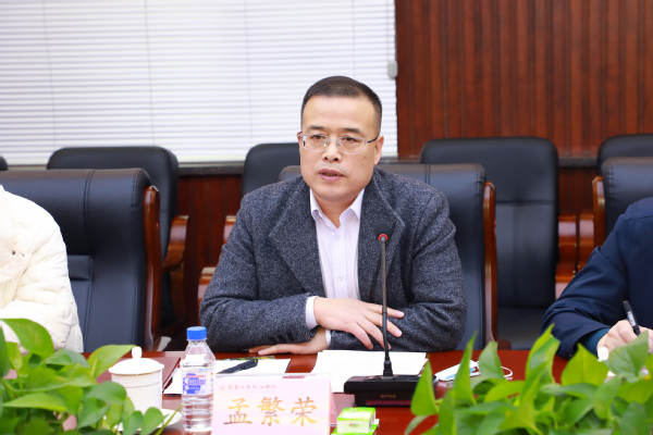 仪式上,我校校长刘耀辉和长春市市场监督管理局双阳分局副局长孟繁荣
