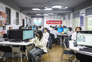 学生在智慧文旅实训室