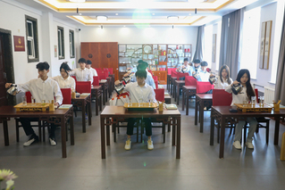 学生在茶艺实训室
