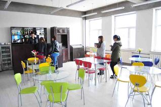 学生在酒吧实训室