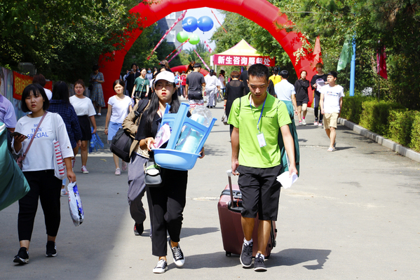 长春大学旅游学院校服图片