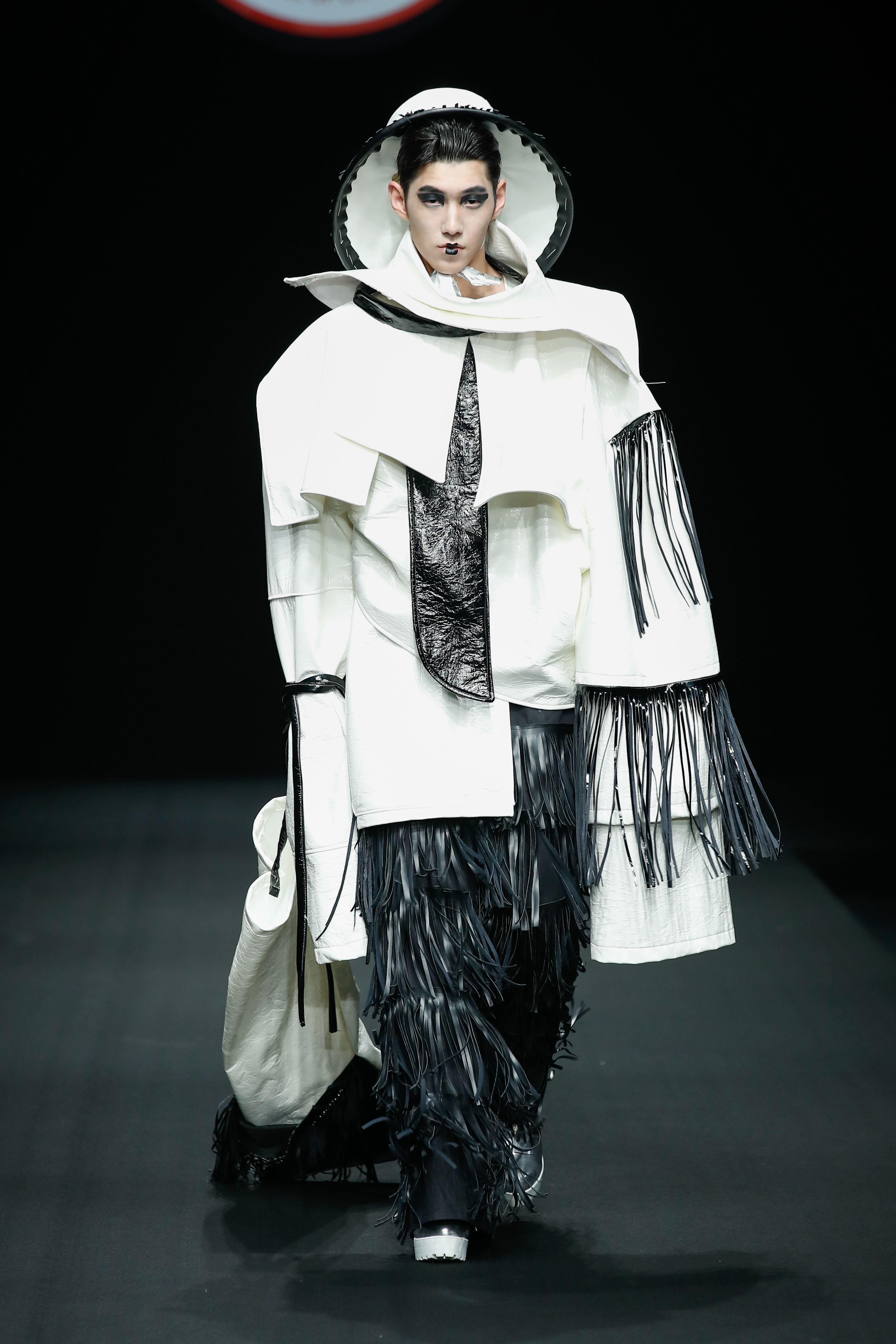 服装与服饰设计专业毕业设计展演惊艳亮相2019中国国际大学生时装周
