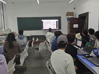 物联网工程师生收看中国生态文明...